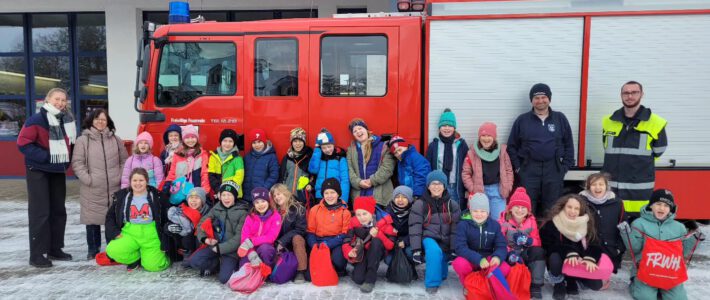 Besuch der Grundschule bei der Freiwilligen Feuerwehr Hattenhofen